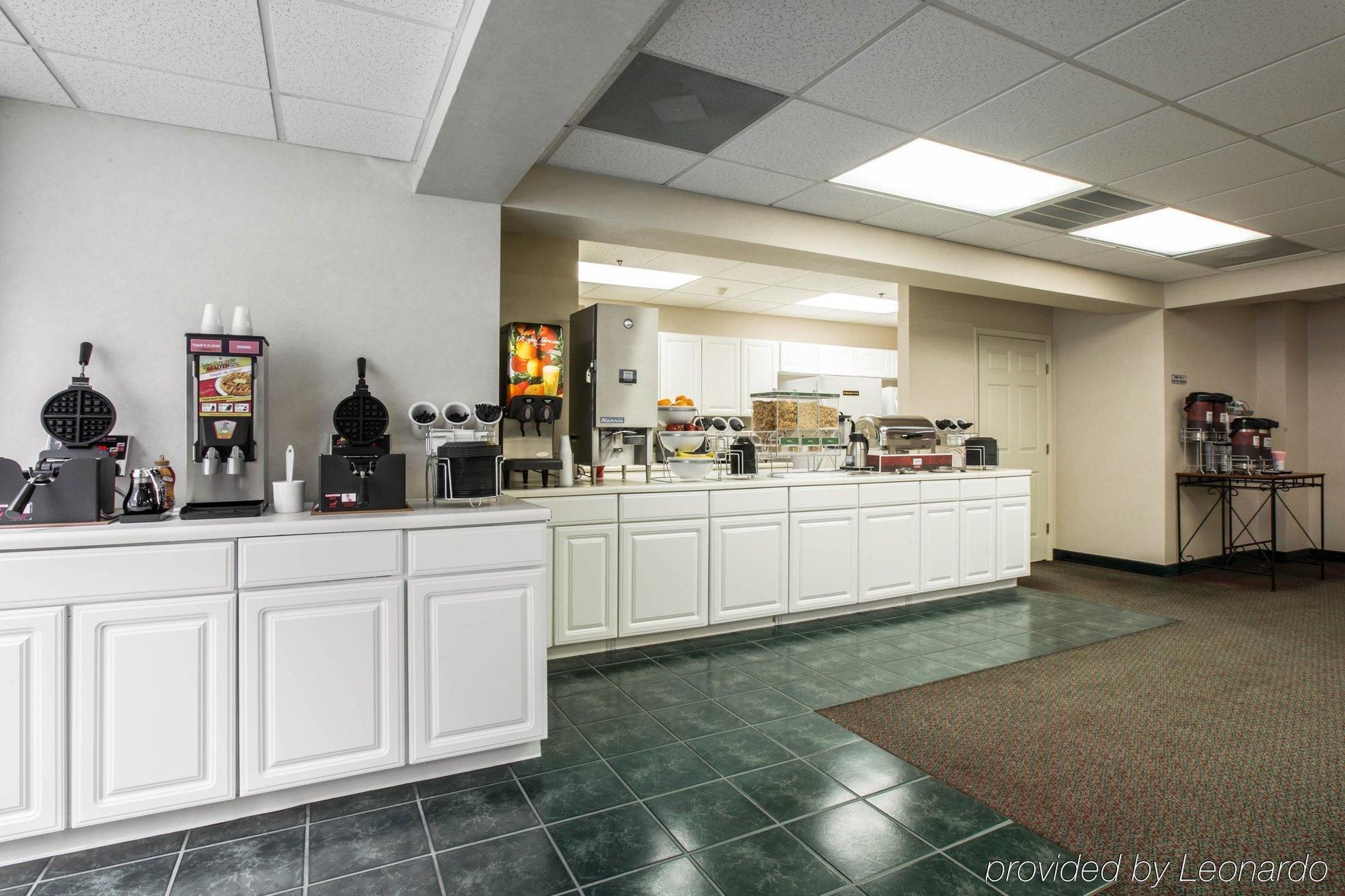 Super 8 By Wyndham Hotel 2*