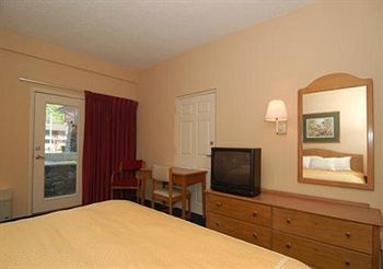 Hotel Super 8 By Wyndham Cherokee
