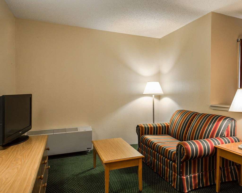 Super 8 By Wyndham Hotel
